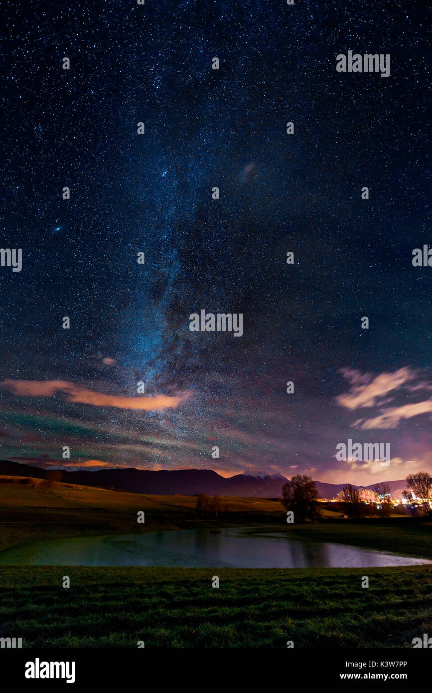 L'Italie, Trentin-Haut-Adige, nuit étoilée au-dessus du lac des prairies de vallée de Non. Banque D'Images