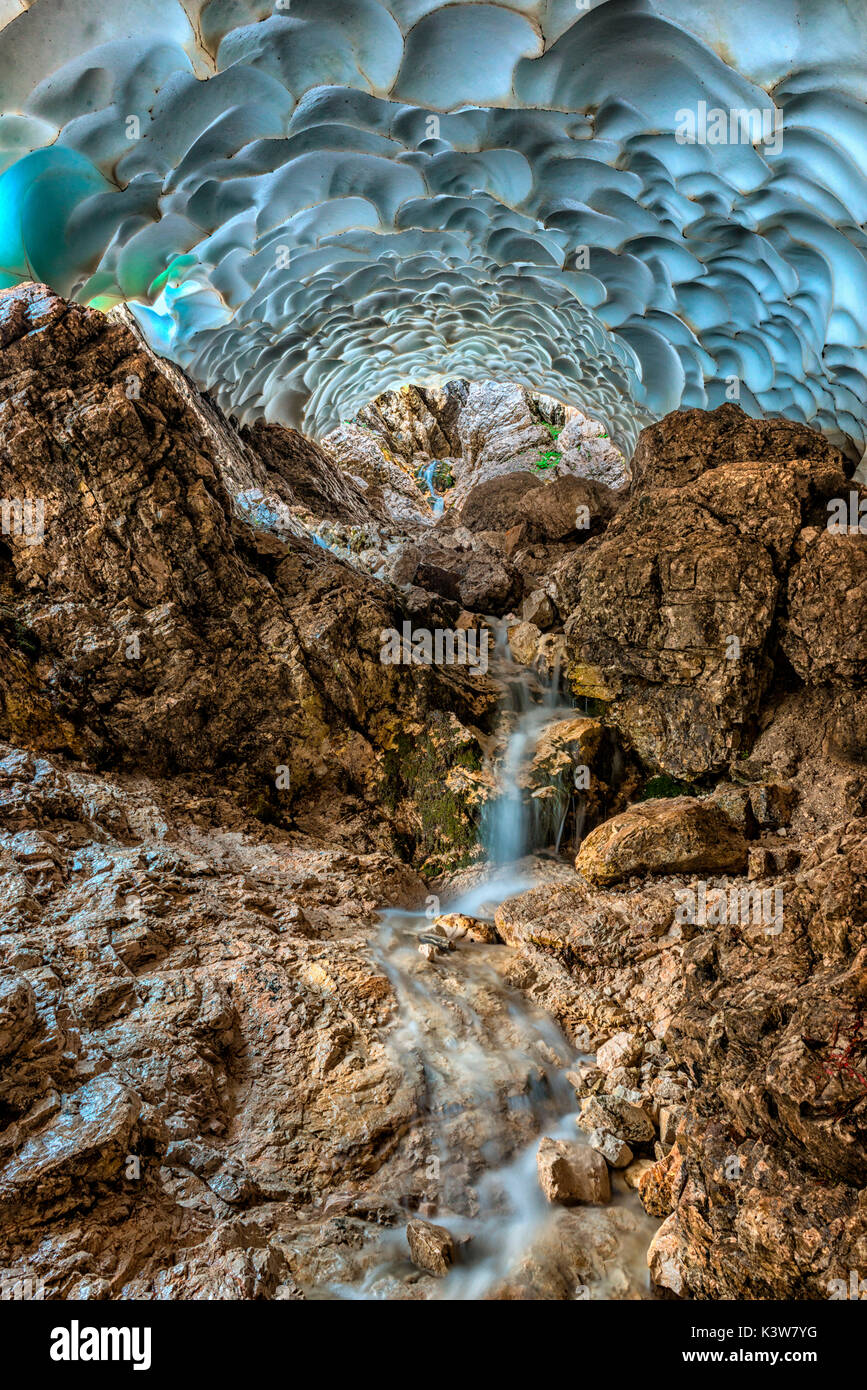 Italie, Vénétie, Cortina d'Ampezzo, Sorapiss lake, à l'intérieur d'une grotte de glace sculptées par l'eau. Banque D'Images