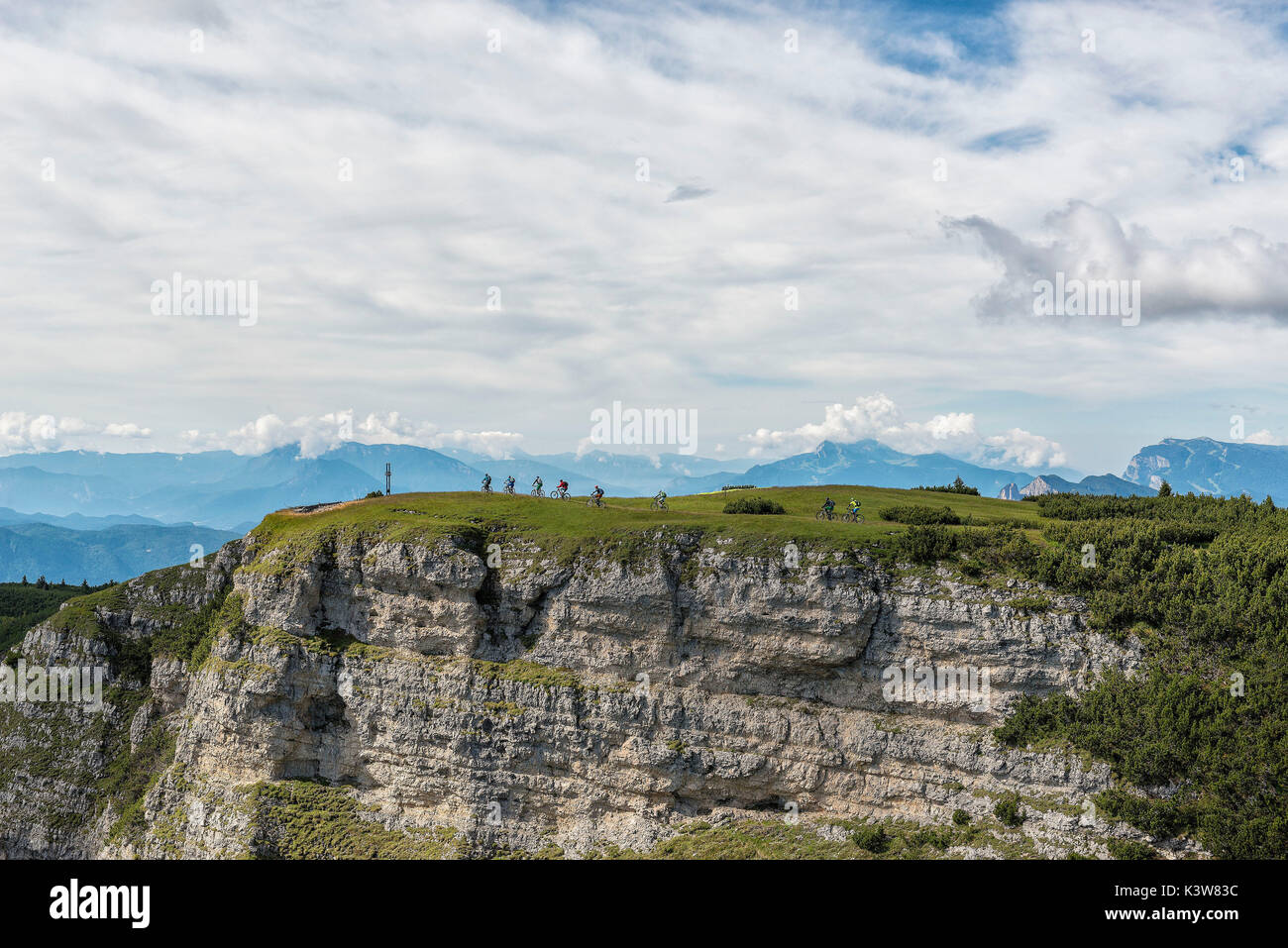 Les motards au sommet de mont Roen, Val di Non, Trentin-Haut-Adige, Italie Banque D'Images