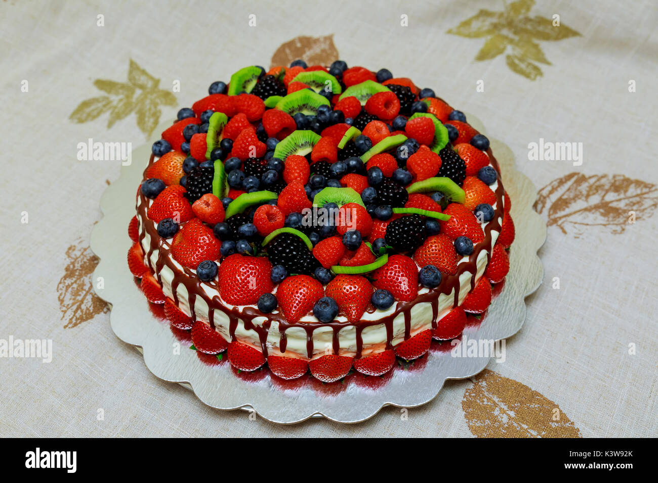 Delicieux Gateau Avec Des Fruits Et Des Baies Decoration Sur Un Gateau Aux Fruits De Table En Bois Photo Stock Alamy