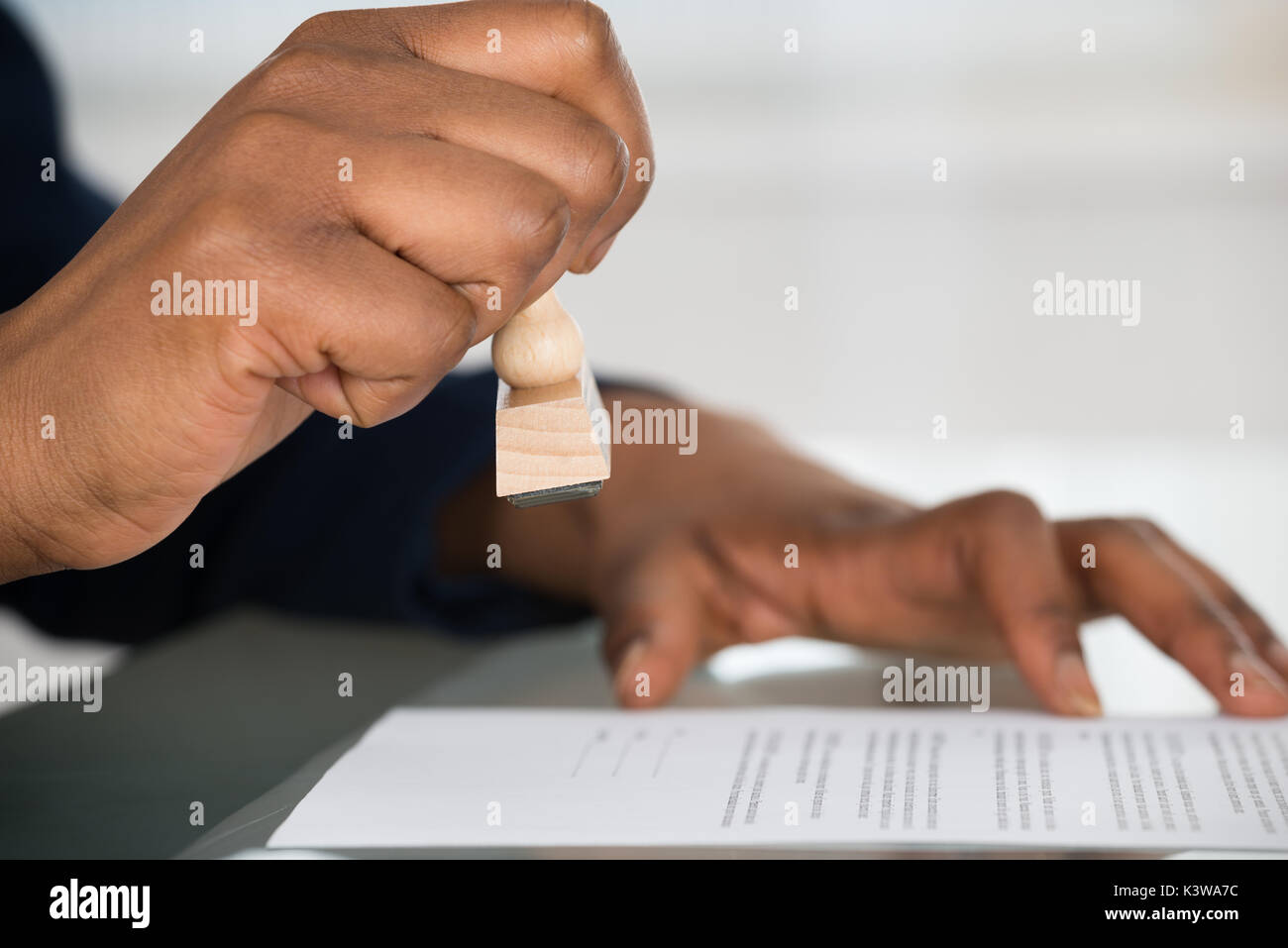 Close-up of a person's Hand piétinement sur le formulaire de contrat approuvé Banque D'Images