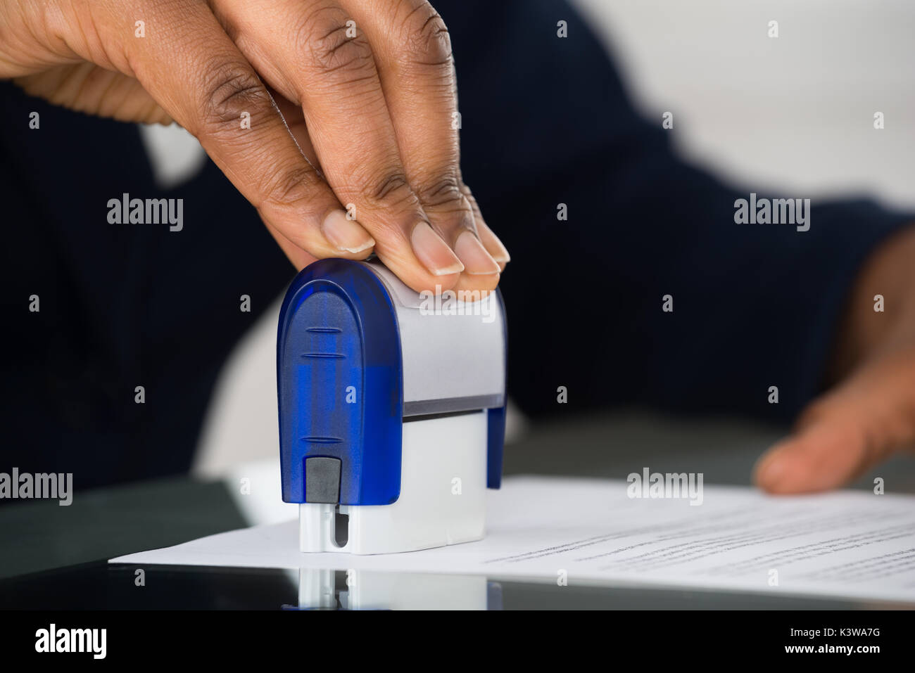 Close-up of Person's Hand at Document d'estampage Banque D'Images