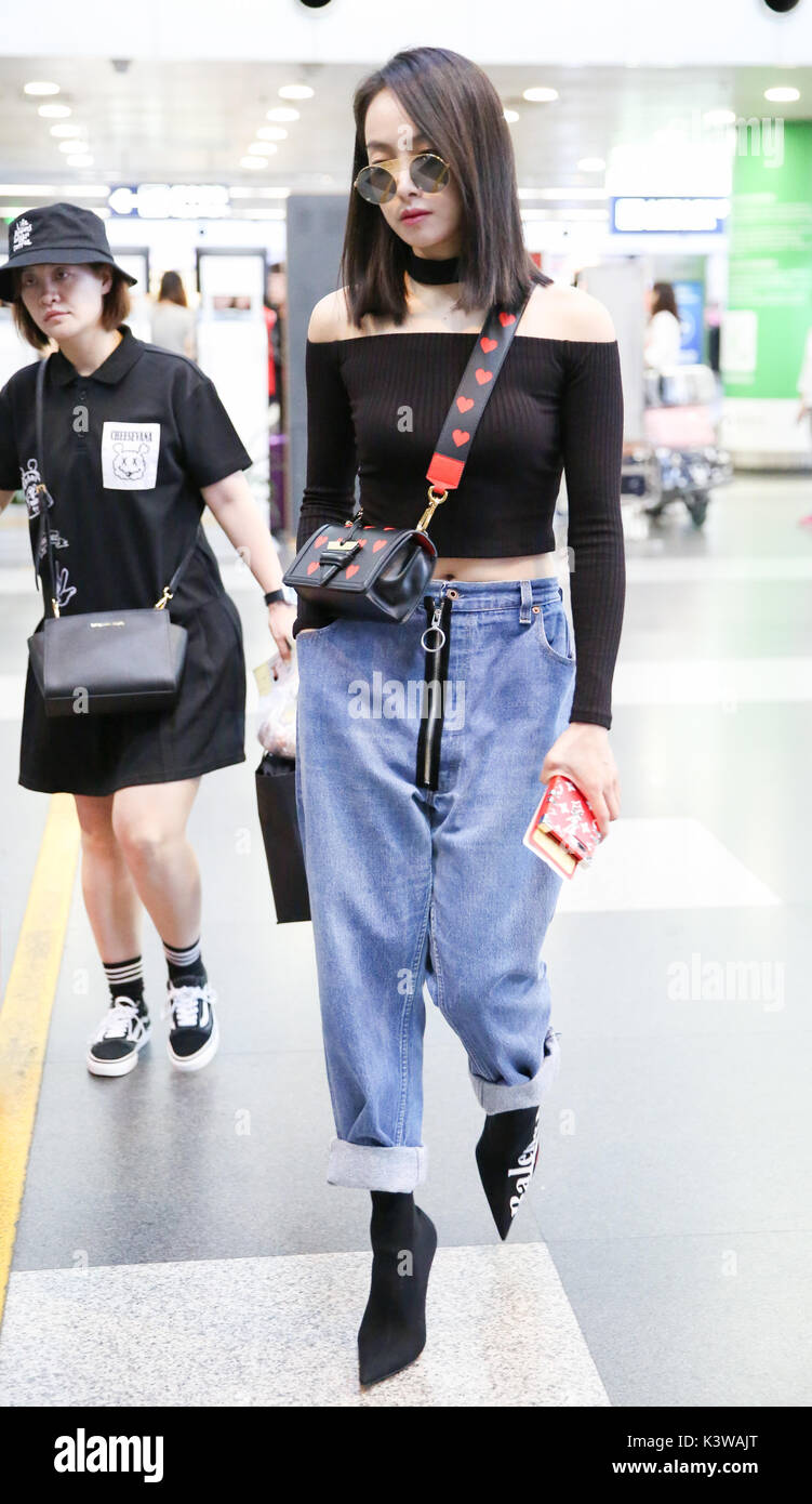 Chanteuse et actrice chinoise chanson Victoria arrive à l'Aéroport International de Pékin Avec : Victoria Song, Song Qian Où : Beijing, Chine Quand : 03 août 2017 Credit : Imaginechina/WENN.com **Uniquement disponible pour publication au Royaume-Uni, l'Irlande** Banque D'Images