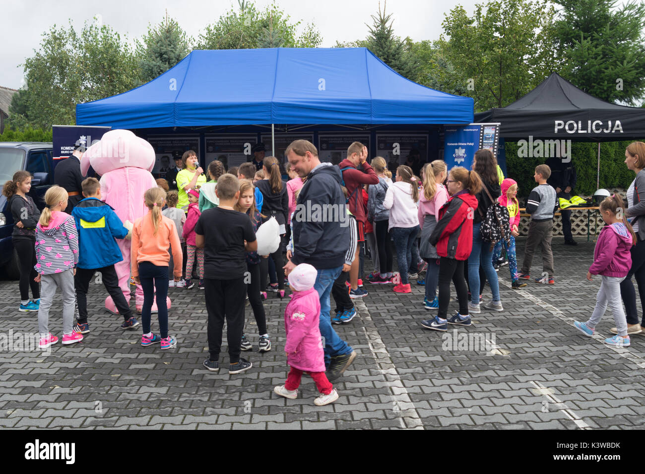 Przeciszow, Pologne. Le 2 septembre 2017. Le conseil des parents et l'école primaire en Przeciszów a organisé un pique-nique de l'École de police - Odyssey pour studen Banque D'Images