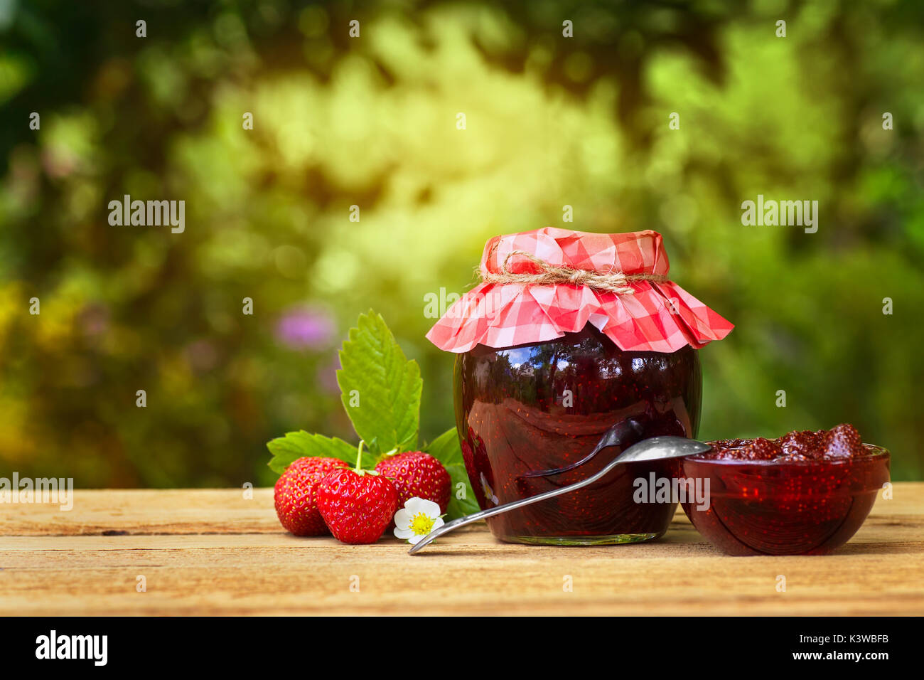 La confiture de fraise sur la table outdoor Banque D'Images