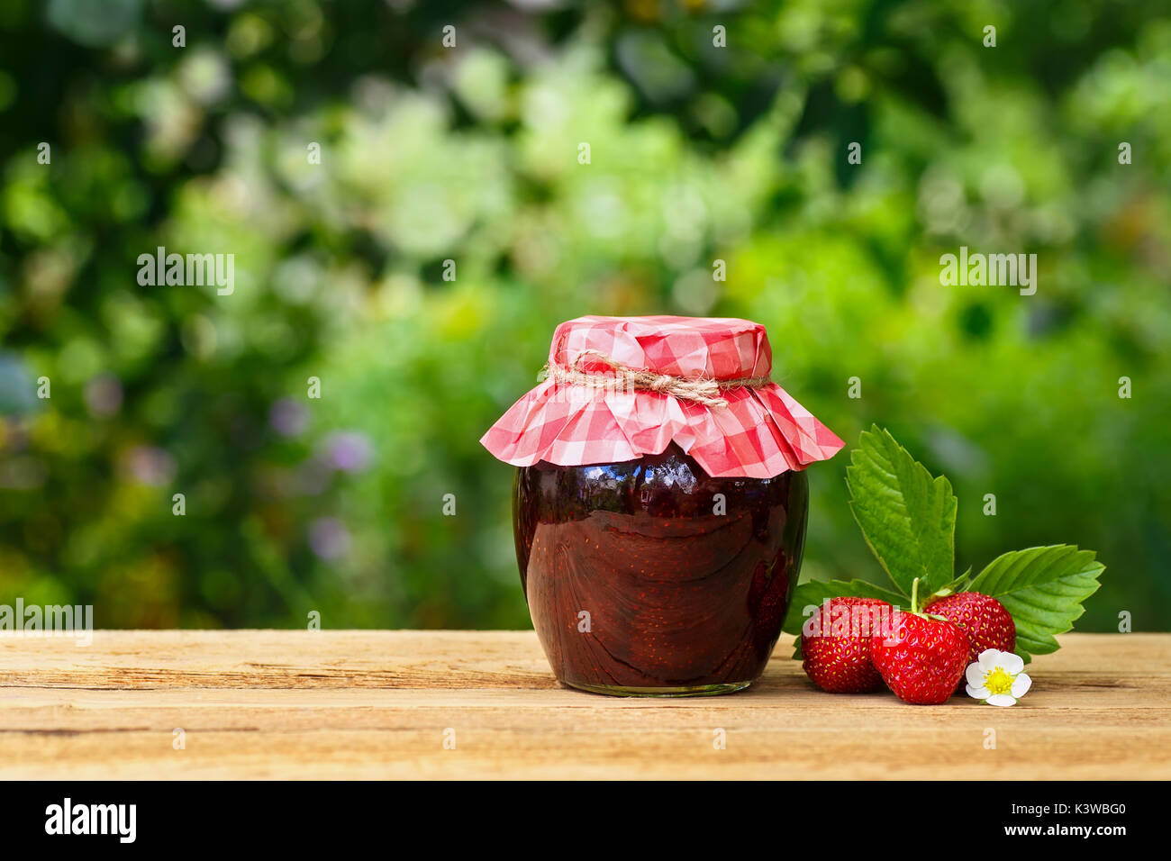 La confiture de fraise dans le bocal sur la table Banque D'Images