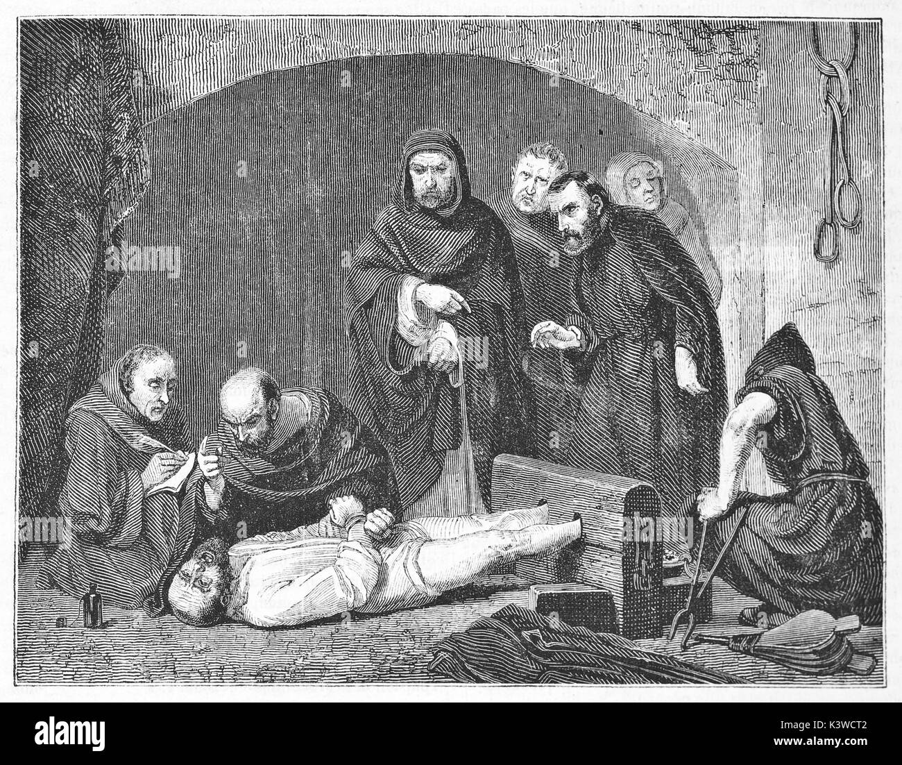 Scène de torture de l'Inquisition : victime ligotée examinée par des inquisiteurs vêtus de robes dans un donjon, gravure sur bois, orientation horizontale, Paris, 1841 Banque D'Images