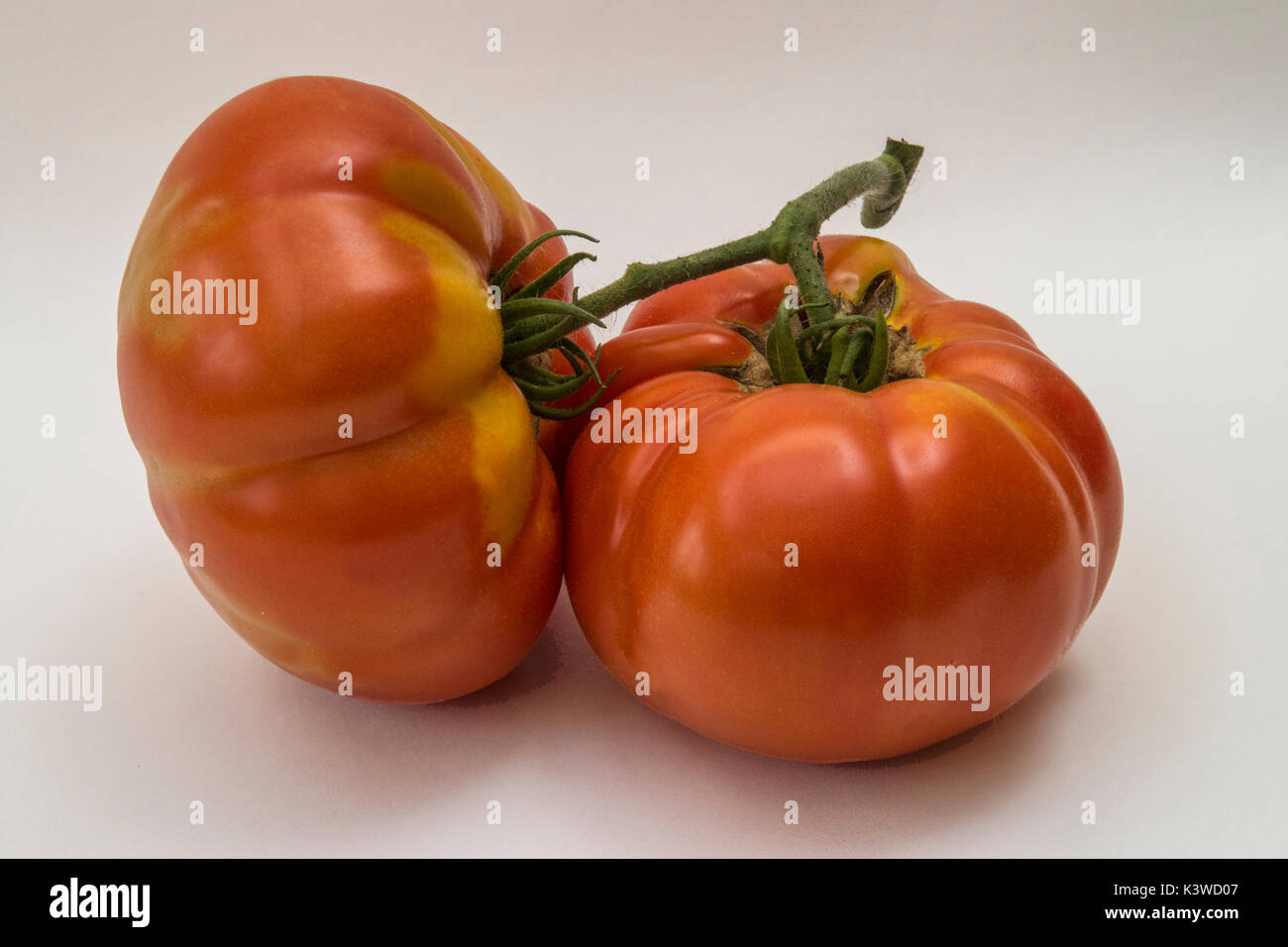 Tomates Brandy vin, une grande variété du patrimoine. Deux grosses tomates. Banque D'Images