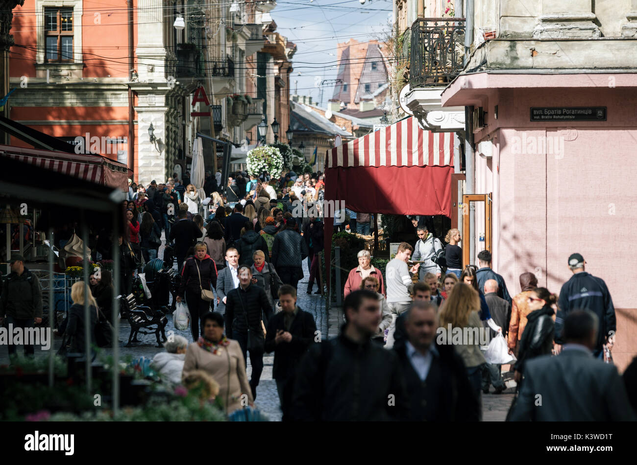 Lviv, Ukraine - le 23 septembre 2016 : foule de touristes sur Galytska Street dans la vieille ville près de la place Rynok Place du marché à Lviv, Ukraine. Banque D'Images