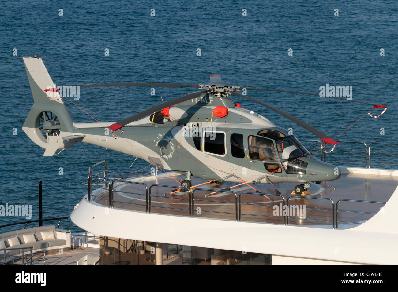 Hélicoptère sur le pont du navire. Eurocopter EC155-B1 (Airbus Helicopters H155) à bord du superyacht Radiant. Avion privé et aviation générale. Banque D'Images