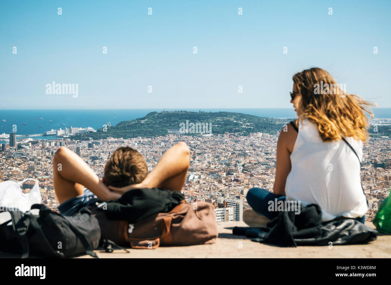 Barcelone, Catalogne, Espagne - 30 mai 2015 : Couple de touristes s'asseoir sur le point de vue de l'oeil au-dessus de la ville de Barcelone et profiter des rues de Banque D'Images