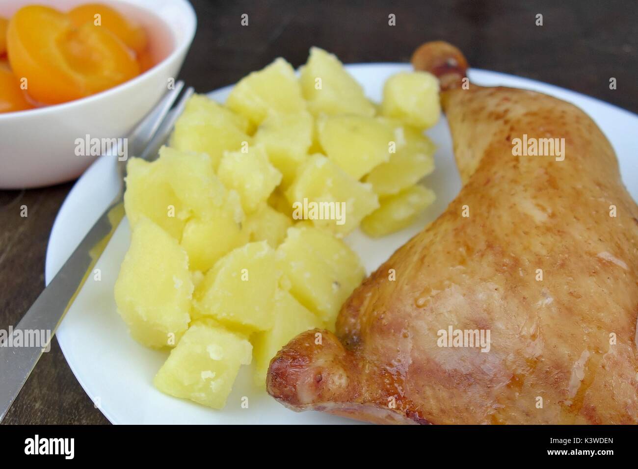 Cuisse de poulet rôti et des pommes de terre on white plate Banque D'Images