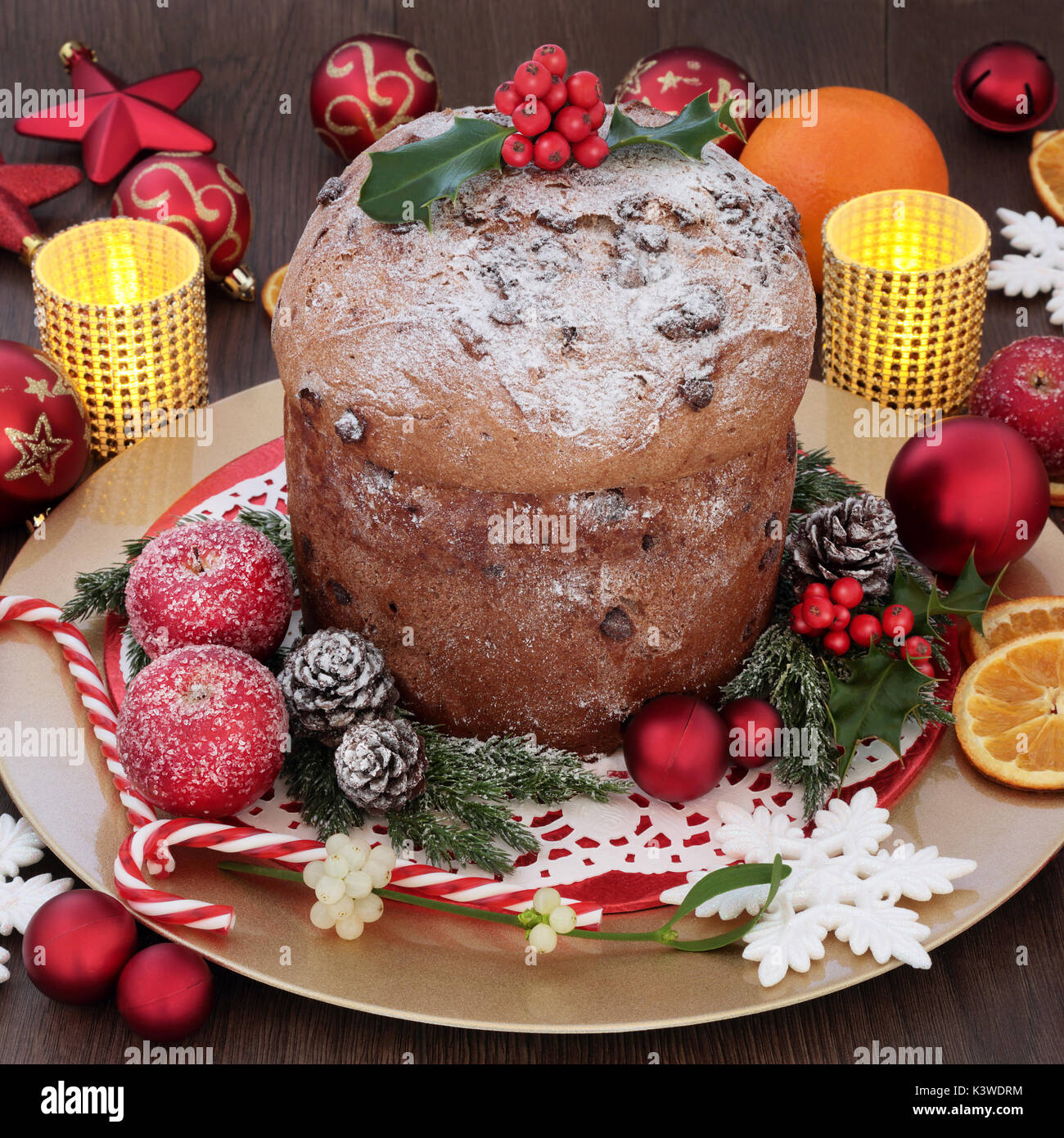 Gateau De Noel Panettone Italien Avec Decorations Babiole Des Bougies Des Cannes De Bonbon Le Houx Le Gui Sapin Pommes De Pin Sur Fond De Chene Photo Stock Alamy