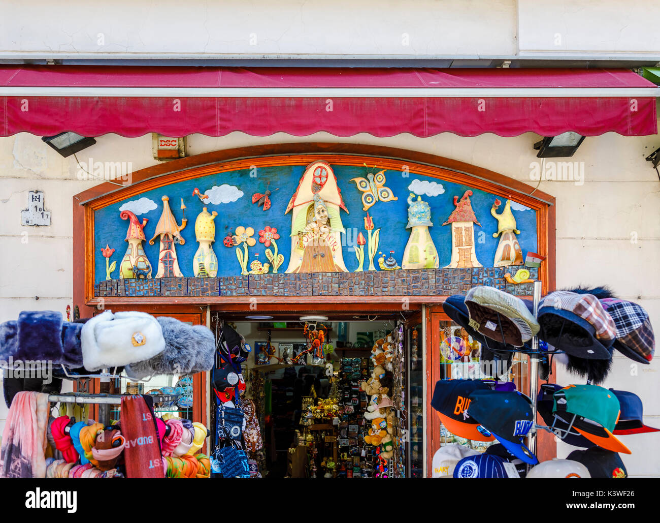 Entrée colorée à une boutique de souvenirs vendant des souvenirs en Vaci Ucta, la principale rue commerçante à Pest, Budapest, capitale de la Hongrie Banque D'Images