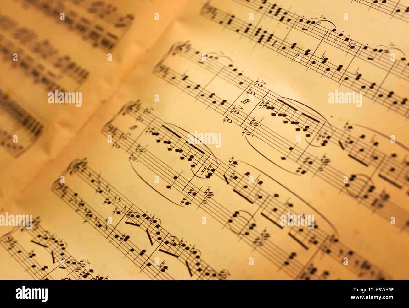 Feuilles de musique de fond avec une lumière chaude. Banque D'Images