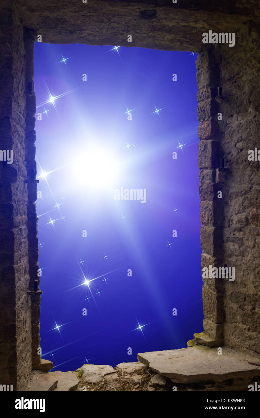 Le ciel avec les étoiles et quelques étoiles supernova visible à travers une vieille fenêtre en pierre ancienne. Banque D'Images