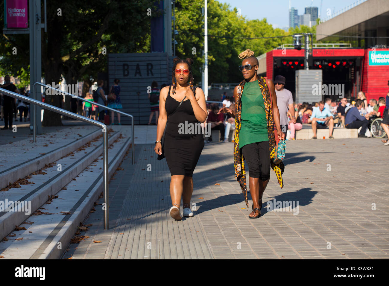 Deux femmes noires en marche d'une journée ensoleillée au Southbank Centre Banque D'Images