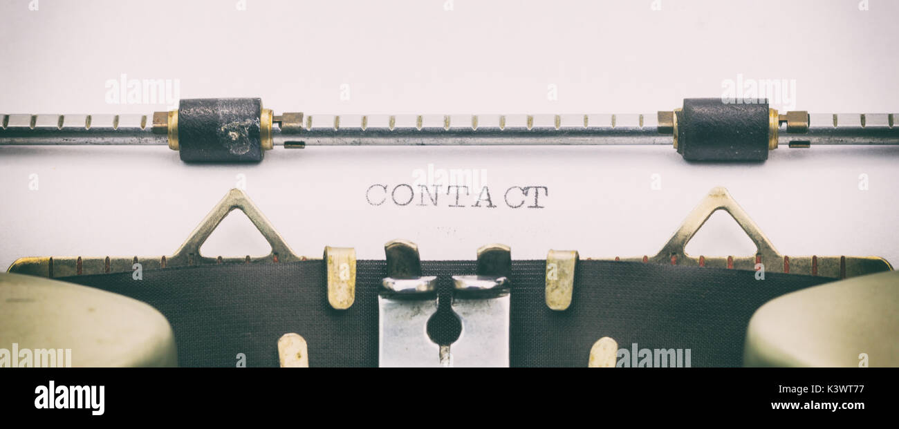 Close-up of word Contact sur feuille machine à écrire Banque D'Images