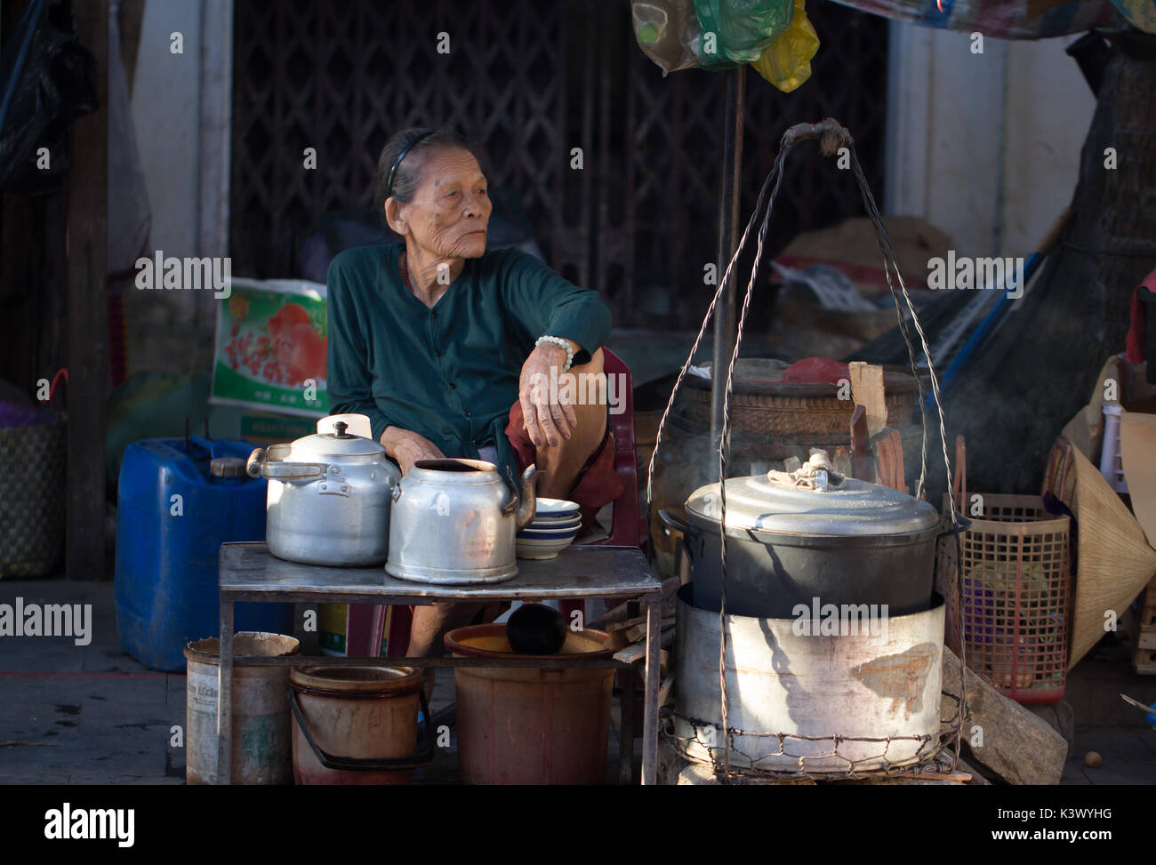 Saigon, Vietnam - Juin 2017 : la vente de café sur la rue du marché, Saigon, Vietnam. Banque D'Images