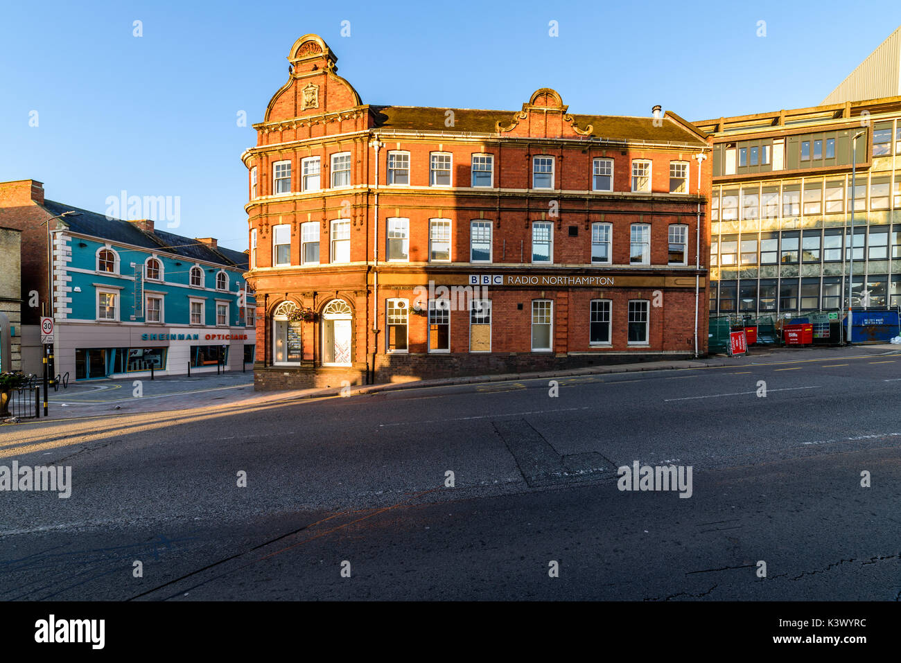 Northampton, UK - Oct 10, 2017 : Ciel clair matin voir de BBC Radio bâtiment à Abington Street dans le centre-ville de Northampton. Banque D'Images
