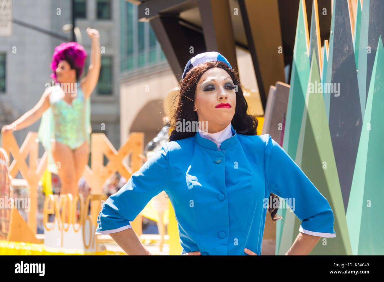 Montréal, Canada - 20 août 2017 : hôtesse, drag queen à la parade de la Fierté gaie de Montréal Banque D'Images