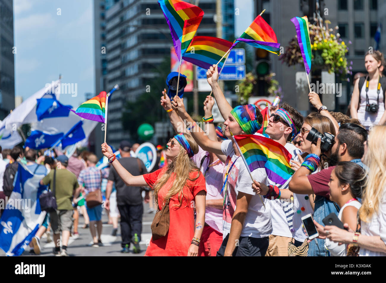 Montréal, Canada - 20 août 2017 : les spectateurs de la Parade de la Fierté gaie de Montréal acclamant les flotteurs Banque D'Images