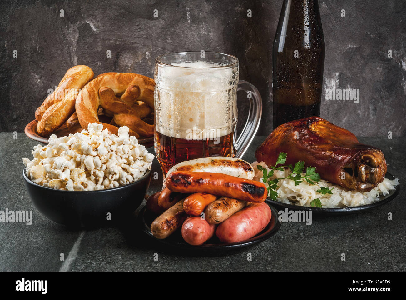 Sélection de cuisine allemande traditionnelle Oktoberfest. La bière, le  jarret de porc au four, popcorn, réplique des saucisses, des bretzels. On a  black sto Photo Stock - Alamy