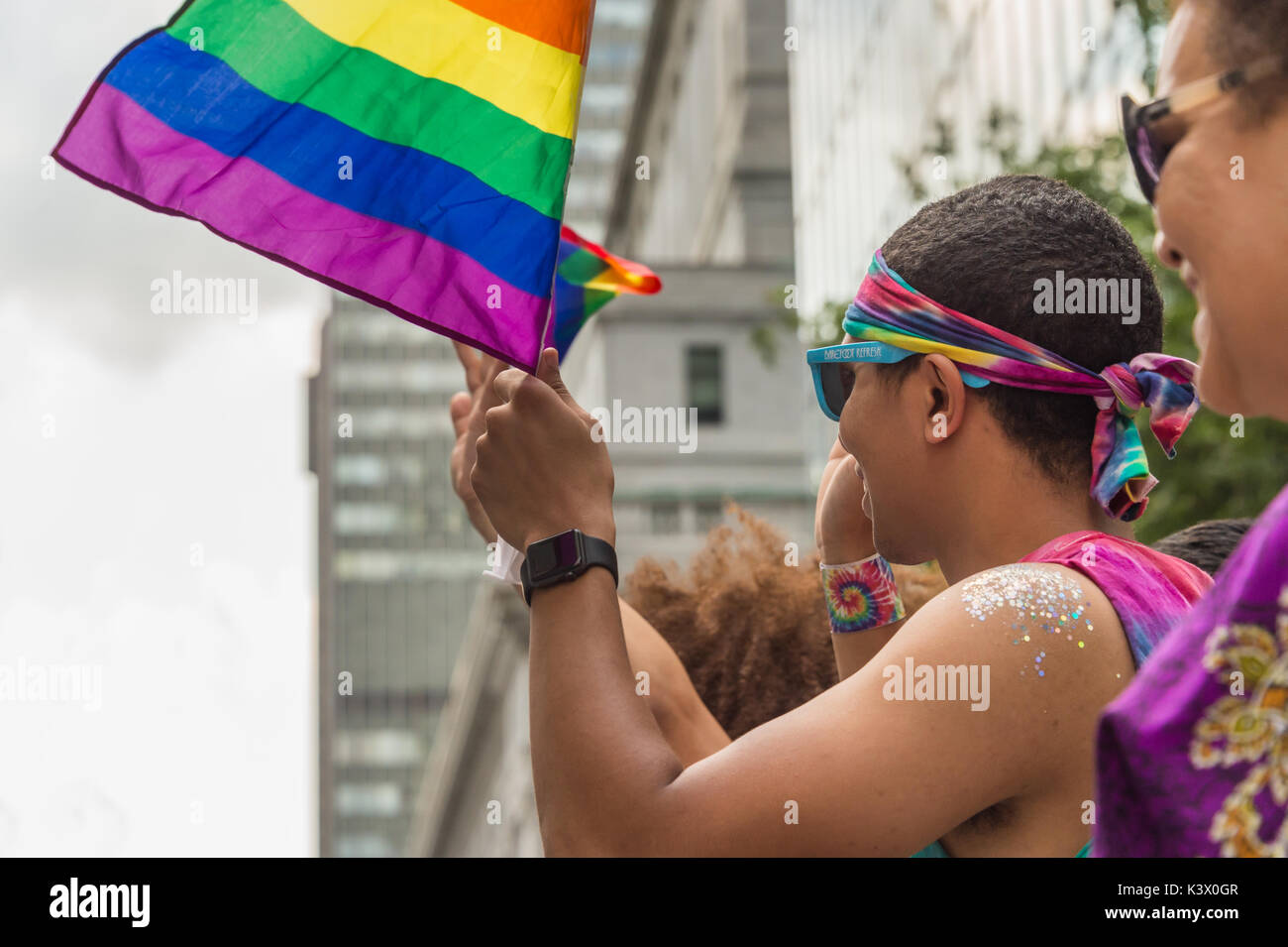 Montréal, Canada - 20 août 2017 : spectateurs holding gay rainbow flags à la parade de la Fierté gaie de Montréal Banque D'Images
