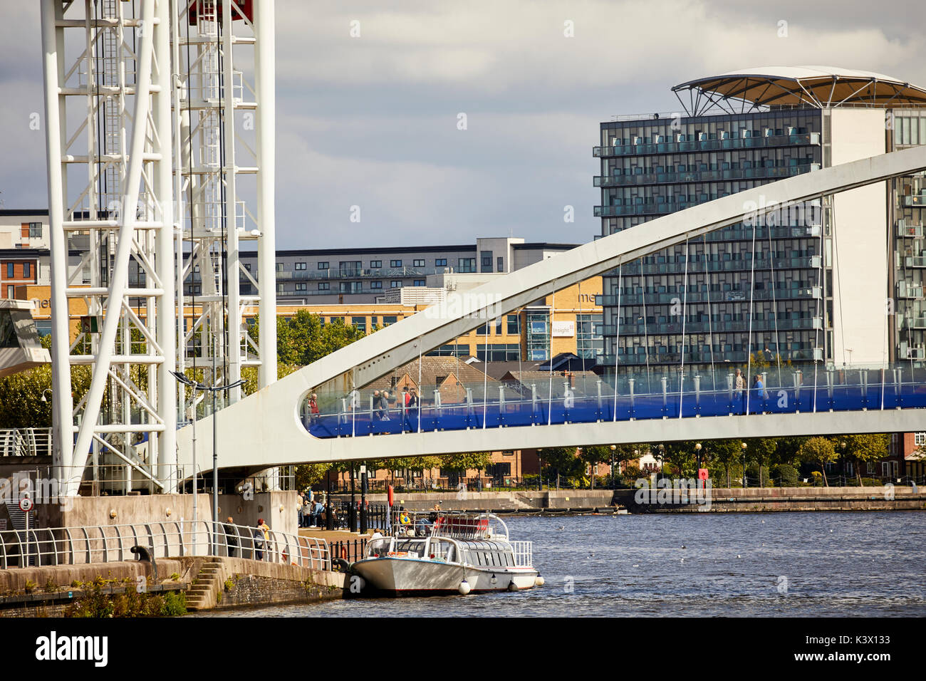 Les quais de régénération à MediaCityUk à Salford Quays, Manchester Gtr du pont-passerelle du millénaire de levage vertical enjambant le Manchester Ship Canal Banque D'Images