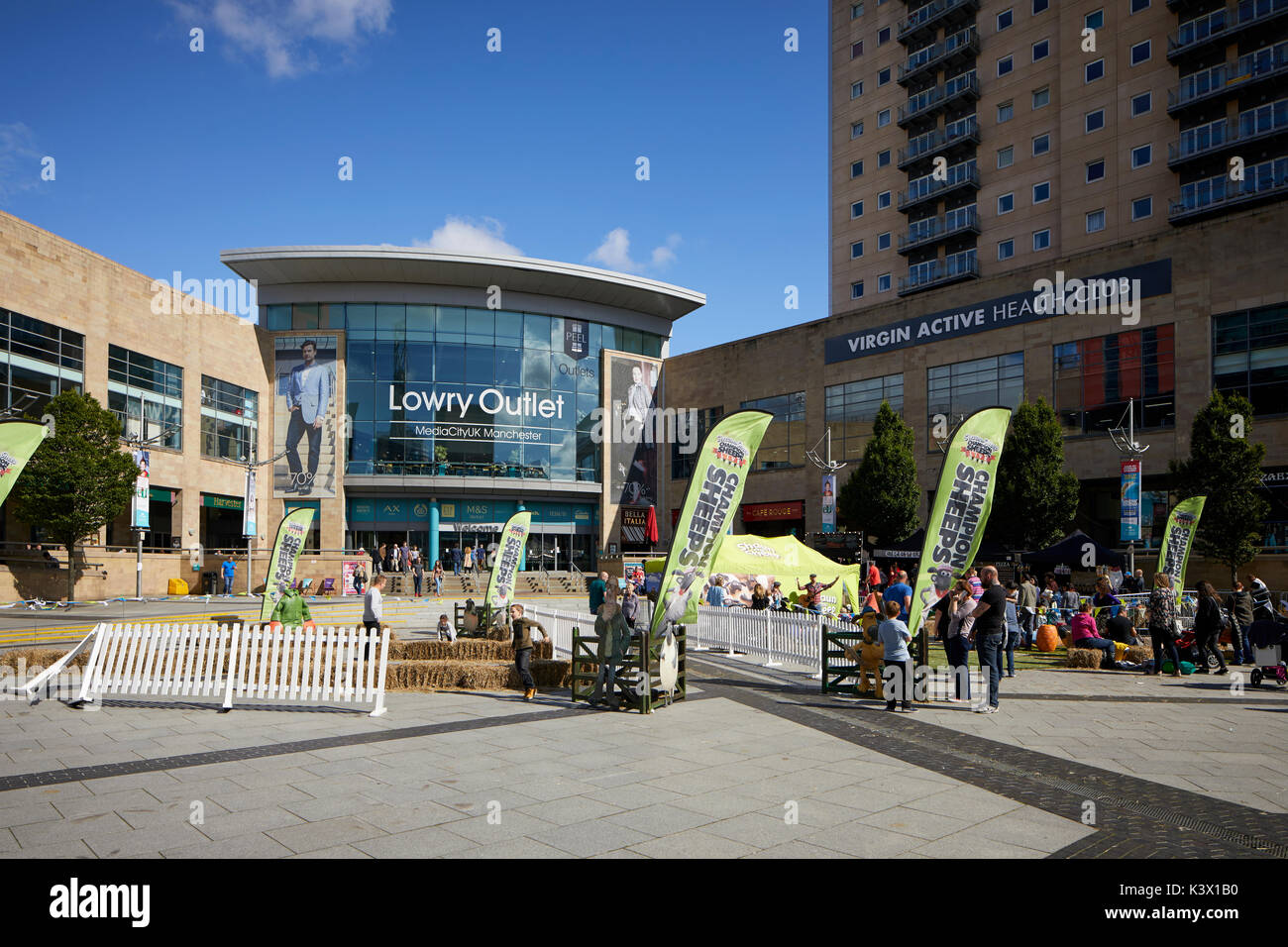 La zone des quais de régénération MediaCityUk à Salford Quays, Manchester Gtr Lowery Outlet Mall, centre commercial d'escompte Banque D'Images