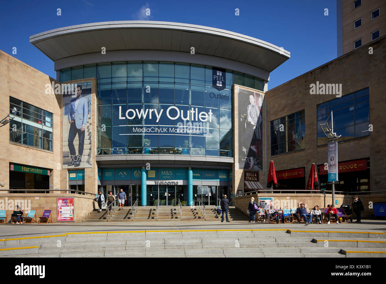 La zone des quais de régénération MediaCityUk à Salford Quays, Manchester Gtr Lowery Outlet Mall, centre commercial d'escompte Banque D'Images