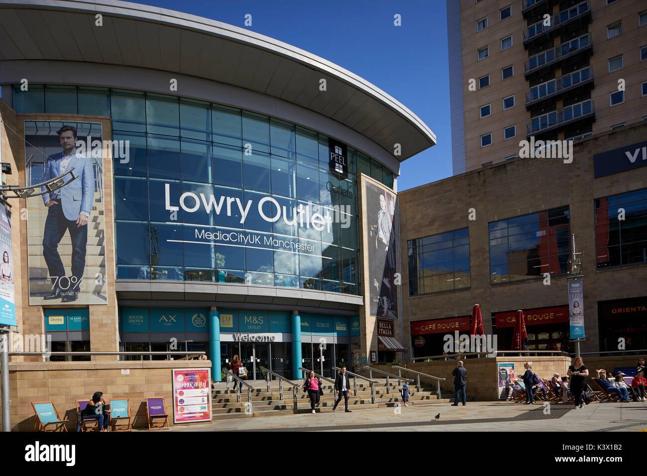 La zone des quais de régénération MediaCityUk à Salford Quays, Manchester Gtr Lowery Outlet Mall, centre commercial d'escompte Banque D'Images