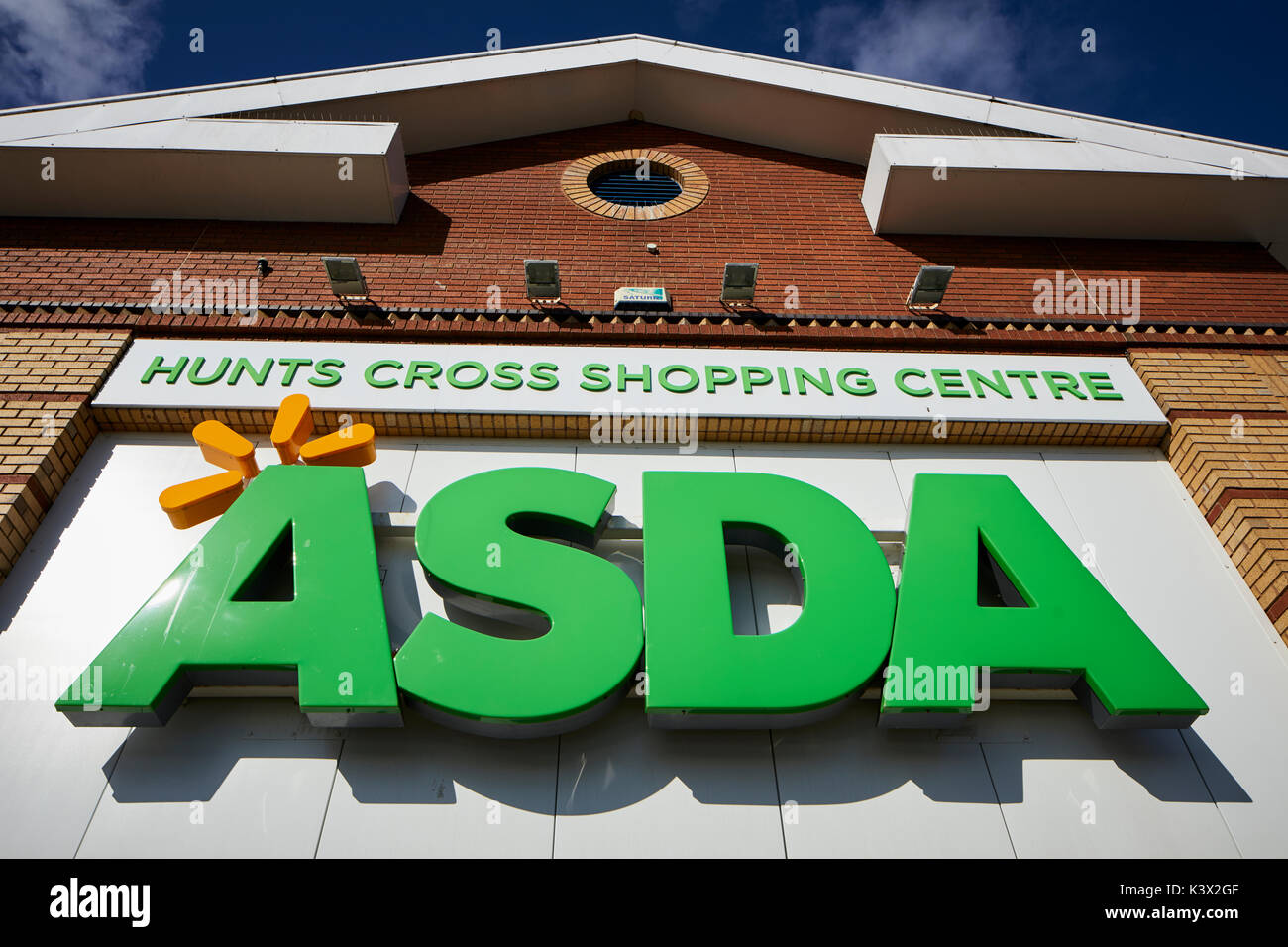 L'Asda à Hunts Cross Shopping Centre dans la banlieue de Liverpool, en Angleterre Banque D'Images