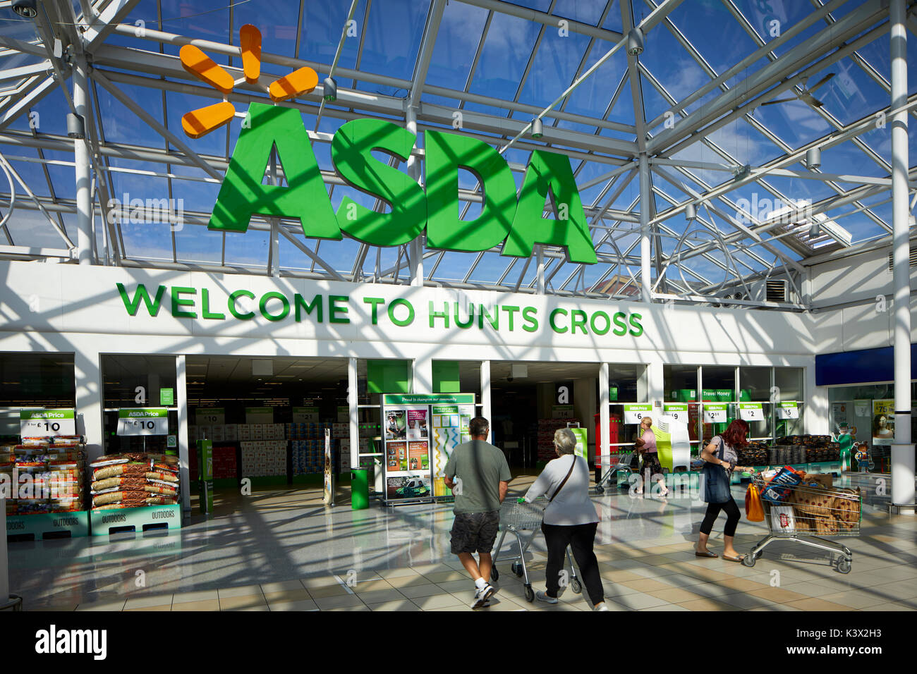 L'Asda à Hunts Cross Shopping Centre dans la banlieue de Liverpool, en Angleterre Banque D'Images