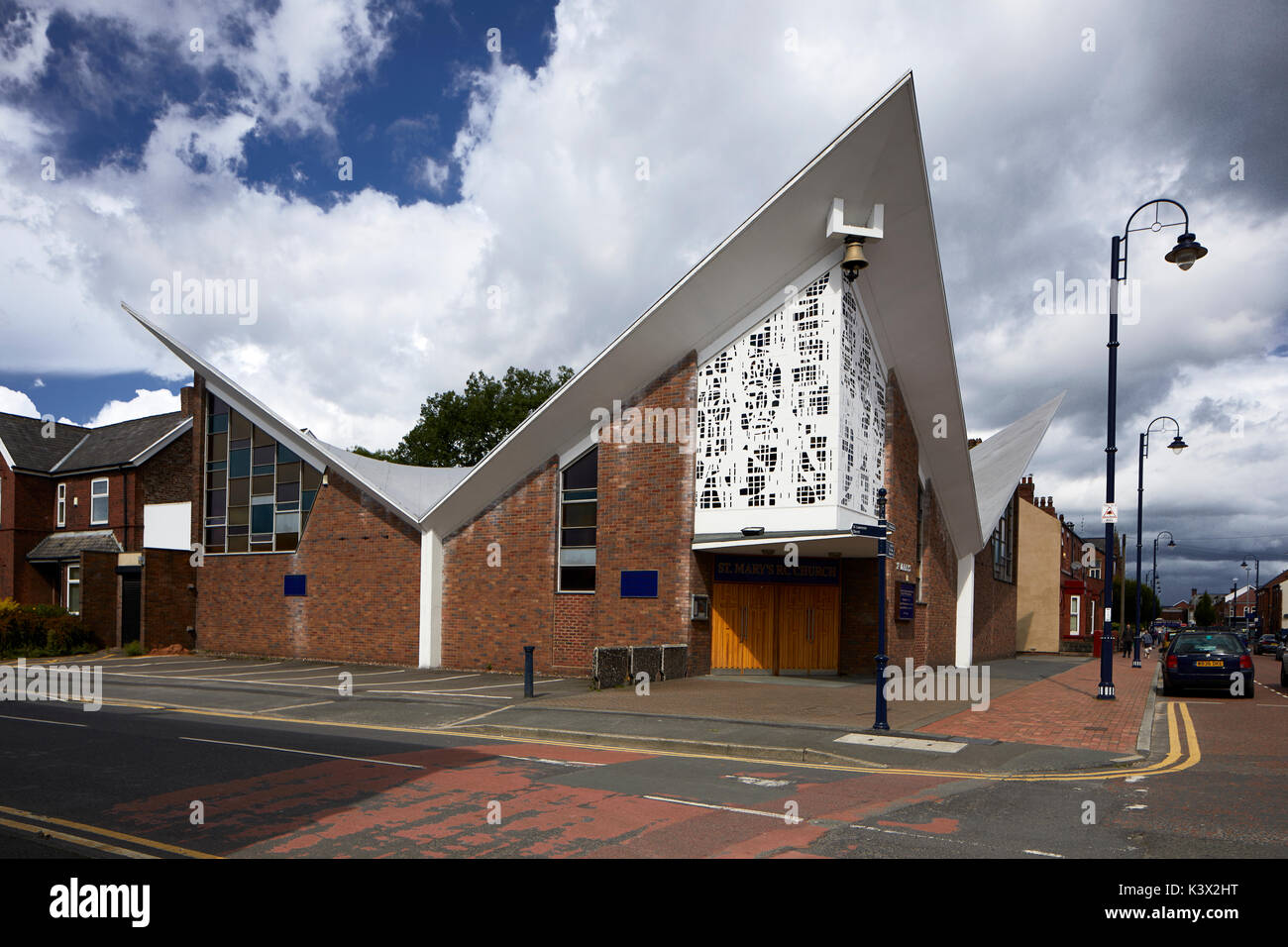 La conception moderniste RC St Mary, Duke Street, Denton, Manchester, dalle-de-verre glass Carl Edwards de Whitefriars. Architecte : Walter Stirrup & Fils 1963 Banque D'Images