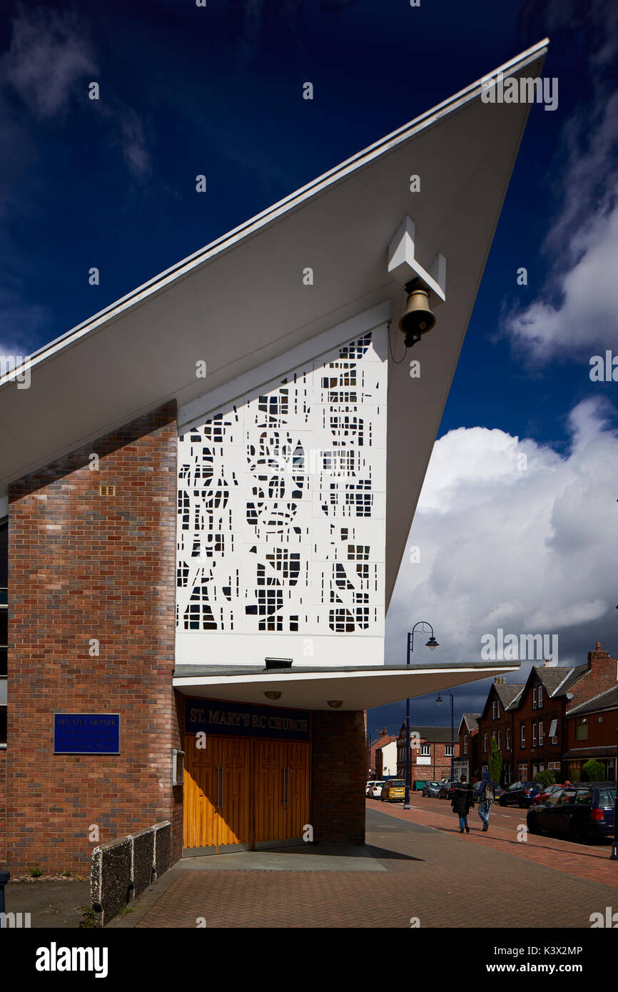 La conception moderniste RC St Mary, Duke Street, Denton, Manchester, dalle-de-verre glass Carl Edwards de Whitefriars. Architecte : Walter Stirrup & Fils 1963 Banque D'Images