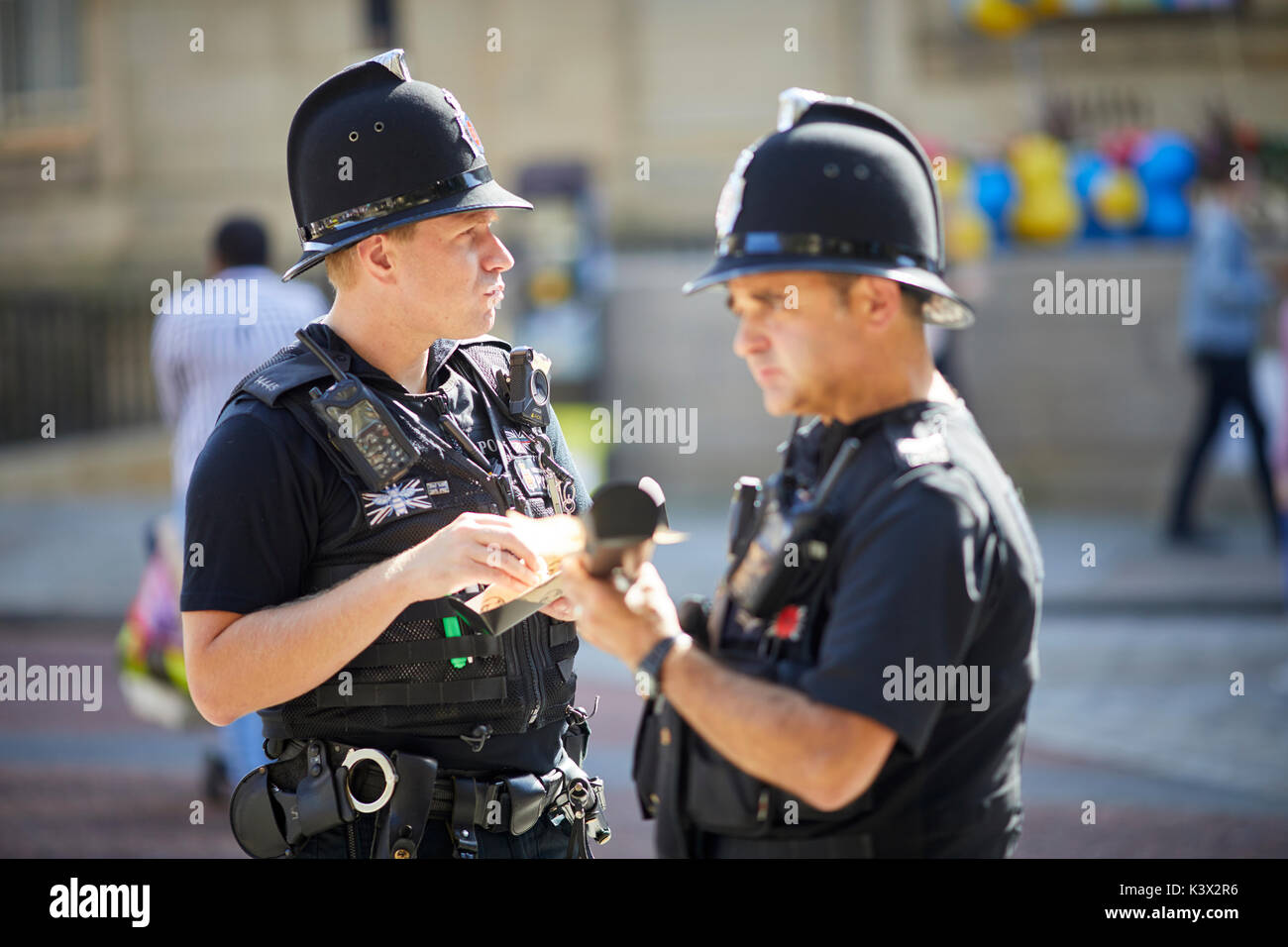 Des policiers en uniforme de travail à manger et boire des aliments Bolton Lancashire Festival Banque D'Images