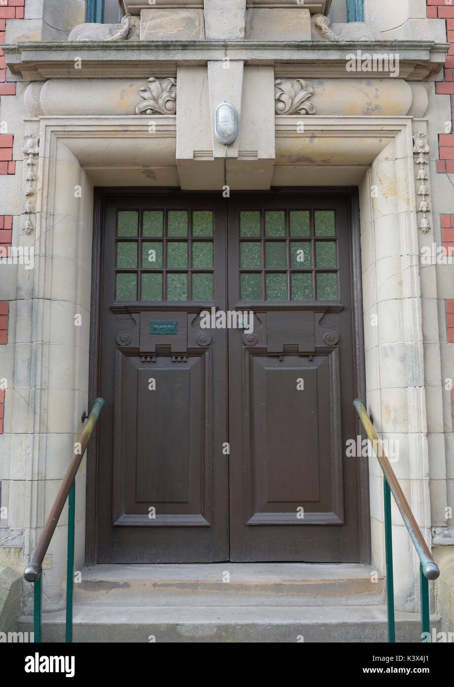 Emmanuel Christian Centre porte en pierre et portes doubles avec pierre à clés tombante, chapelle méthodiste ebenezer llandudno au nord du pays de galles au royaume-uni Banque D'Images