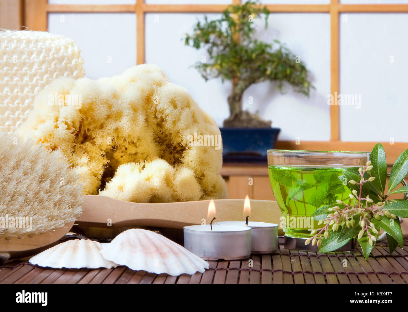 Produits de bain Spa, thé vert et bonsai contre une fenêtre coulissante shoji japonais traditionnel Banque D'Images