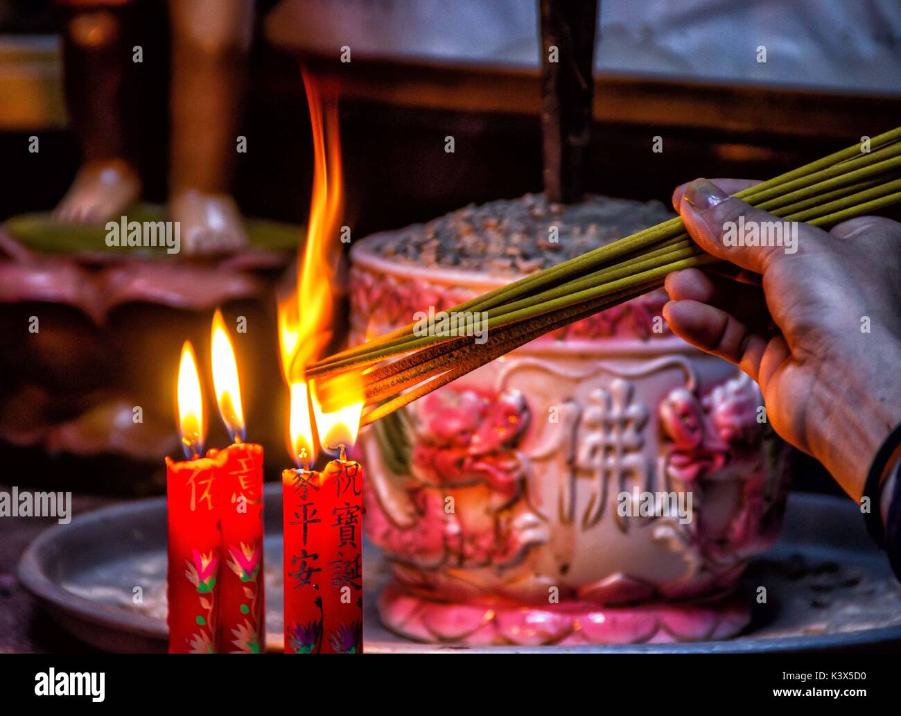 Bougies comme une offrande dans un temple bouddhiste, Hanoi, Vietnam. Banque D'Images