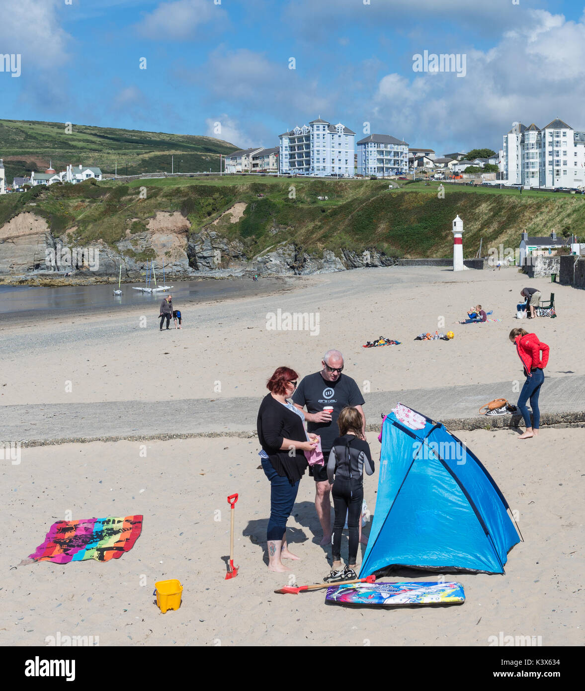 Scène de plage - les gens sur la plage à Port Erin Banque D'Images