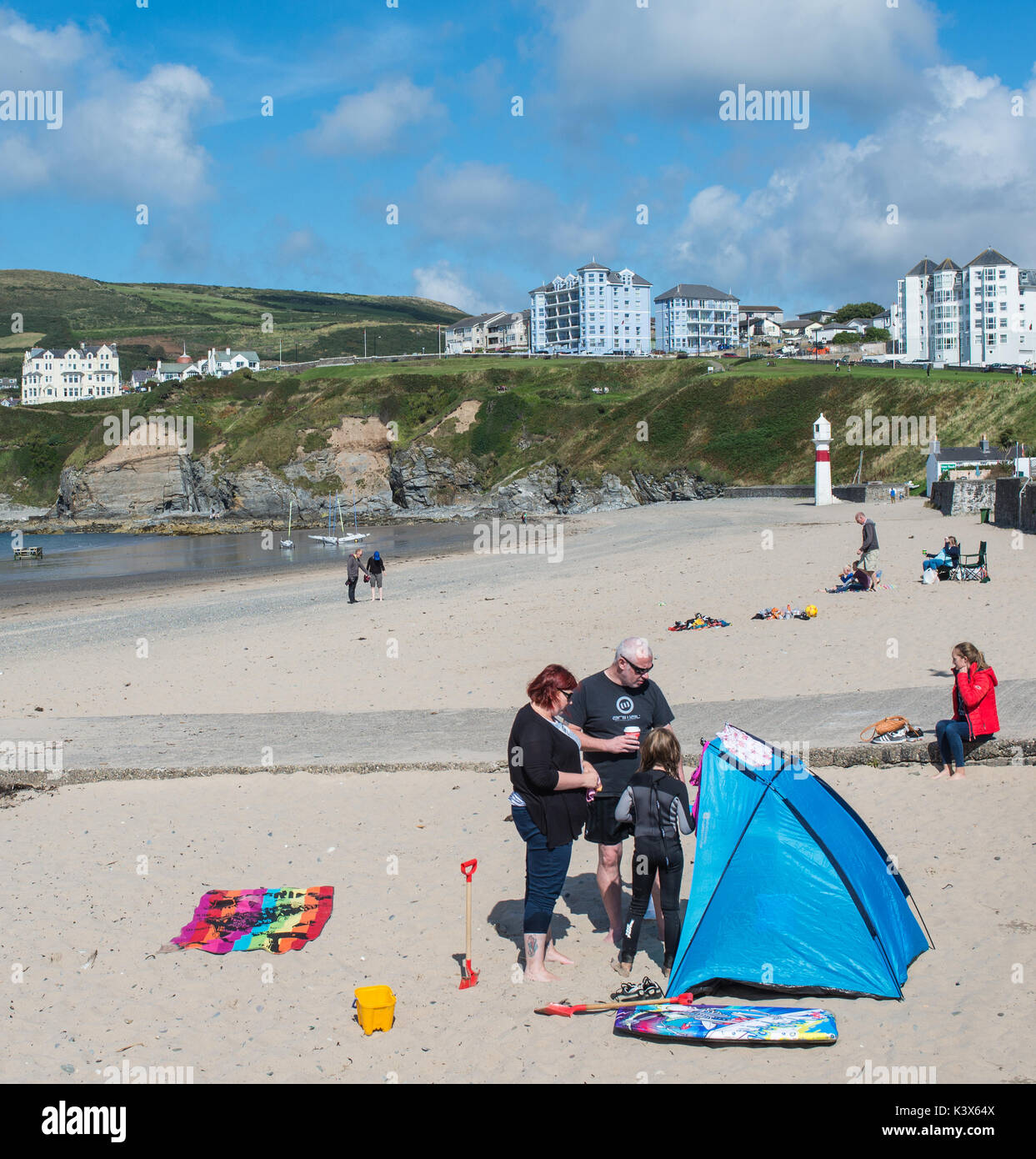 Scène de plage - les gens sur la plage à Port Erin Banque D'Images