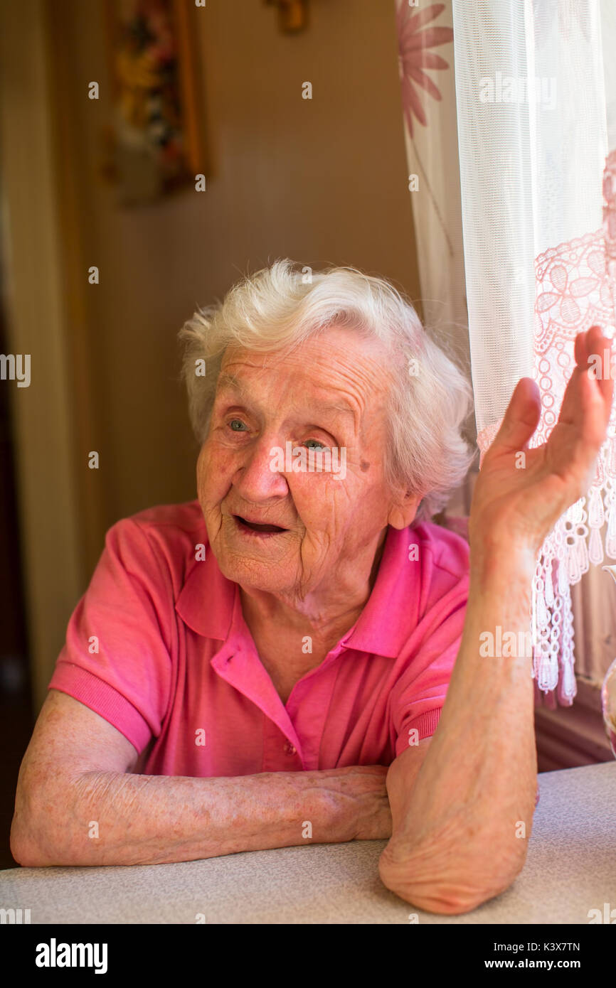 Portrait d'une vieille femme russe dans sa maison. Banque D'Images