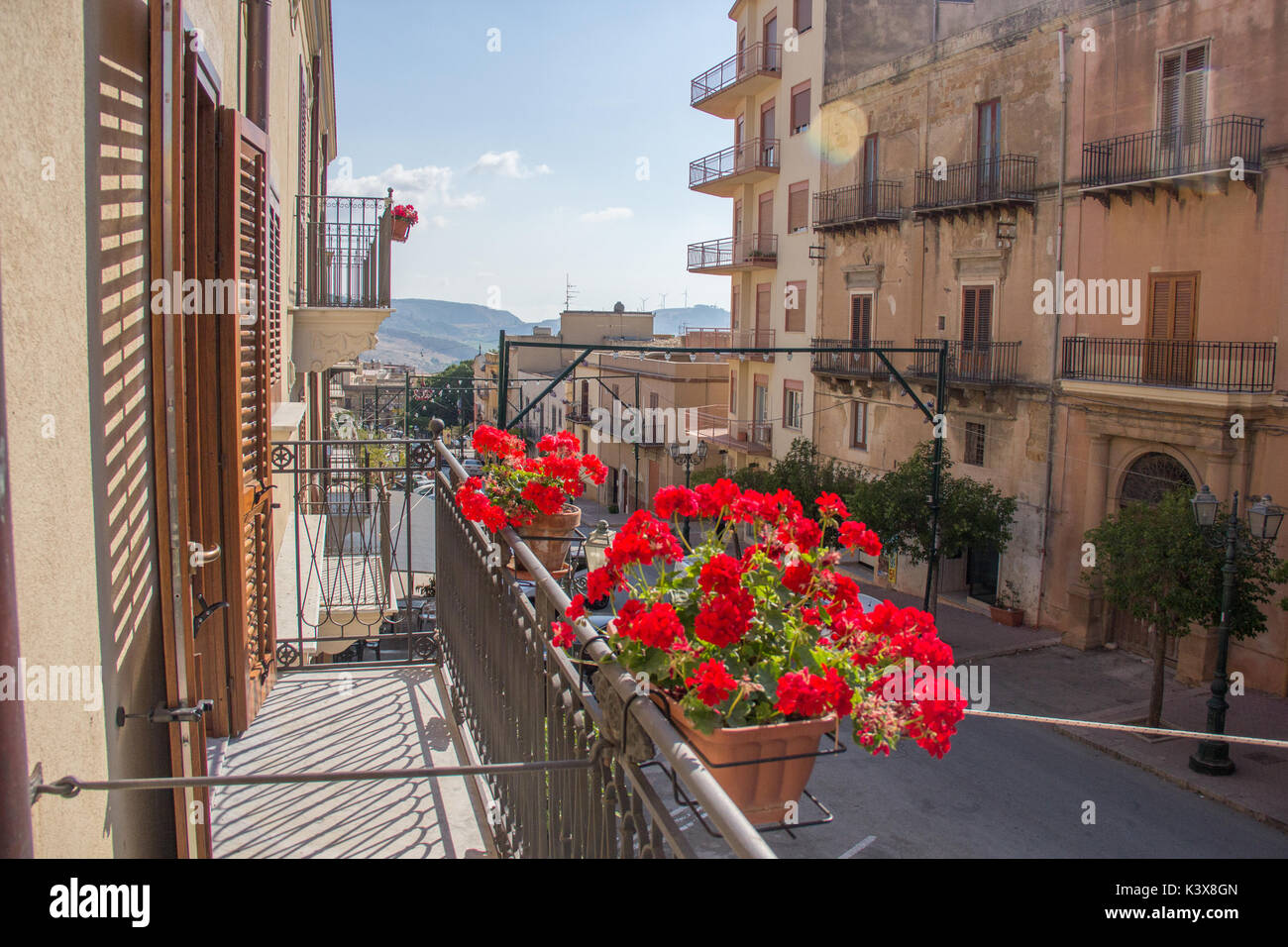 Des fleurs sur un balcon Banque D'Images