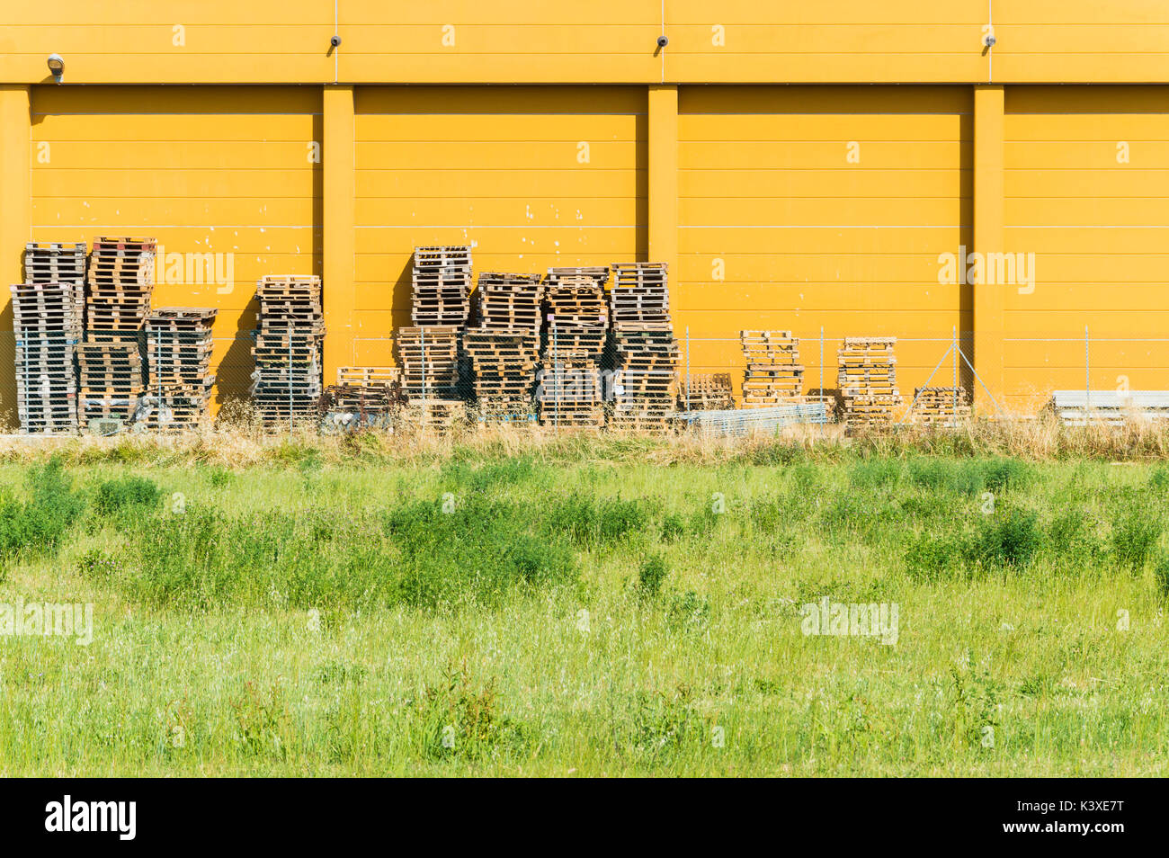 Des piles de palettes en bois dans un entrepôt, original et point de vue panoramique. Banque D'Images