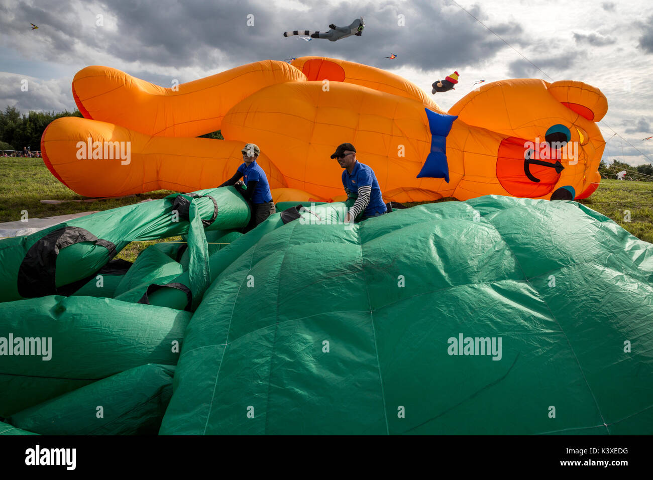 Des cerfs-volants pendant le ciel coloré 2017 Festival du cerf-volant dans le parc Tsaritsyno à Moscou, Russie Banque D'Images