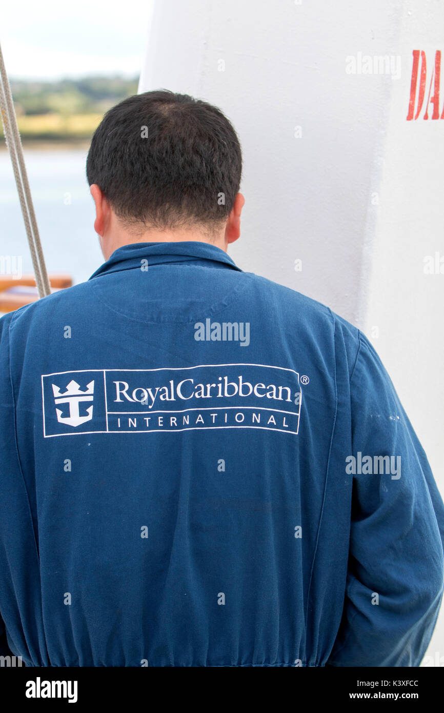 Ingénieur croisières Royal Caribbean International portant salopette bleue Banque D'Images