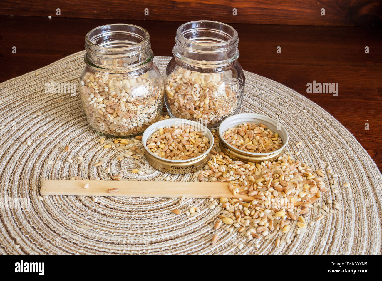 Mélange de 5 céréales prêtes à être cuites en 10 minutes sur un élégant  plateau en bois : grain, en toutes lettres, l'orge, l'avoine et le riz  Photo Stock - Alamy