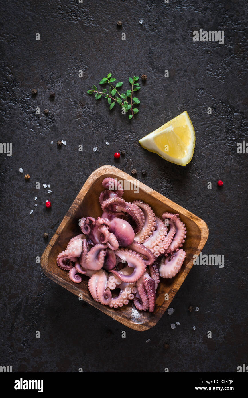 Bébé de fruits de mer salade de poulpe dans un bol en bois. Vue d'en haut Banque D'Images