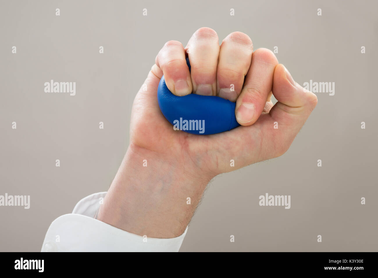 Close-up d'affaires Part Squeezing Stressball dans la main Banque D'Images